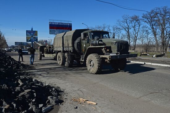 Отвод колонны тяжелой военной техники из Донецка