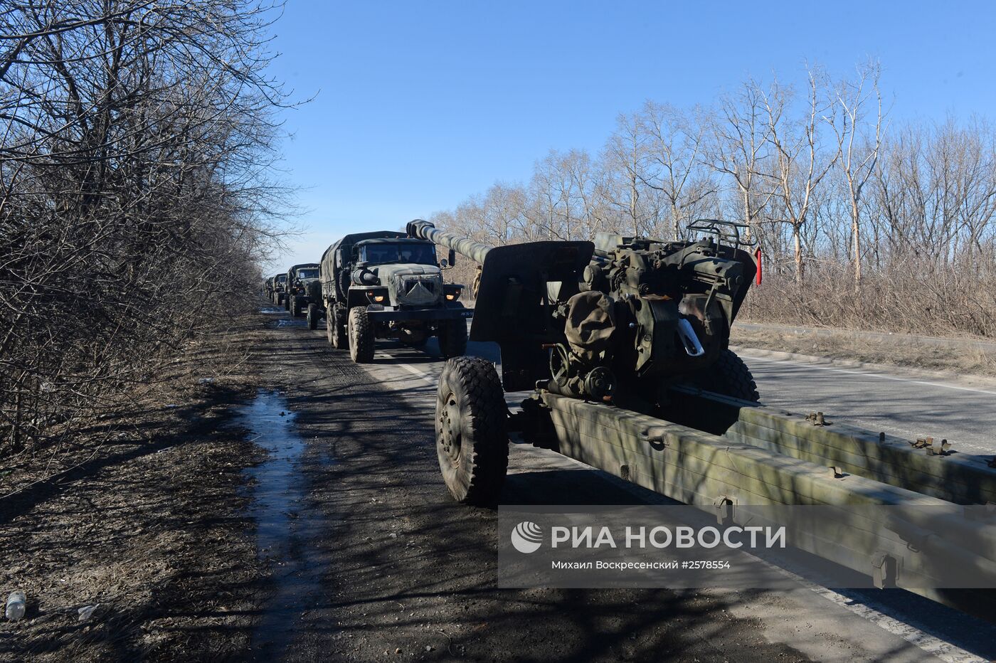 Отвод колонны тяжелой военной техники из Донецка