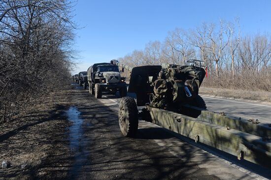 Отвод колонны тяжелой военной техники из Донецка