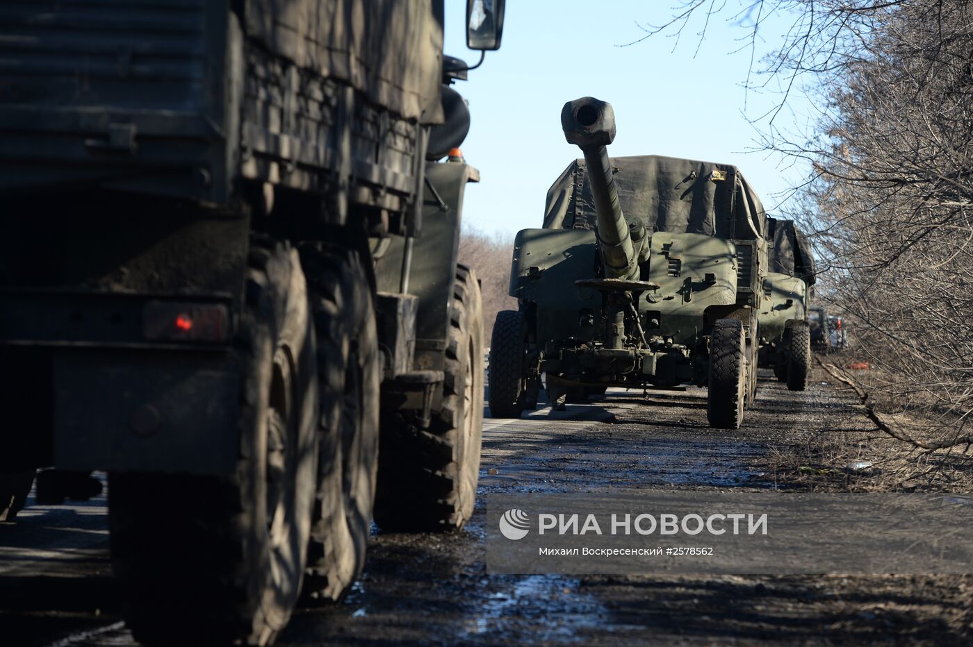 Отвод колонны тяжелой военной техники из Донецка