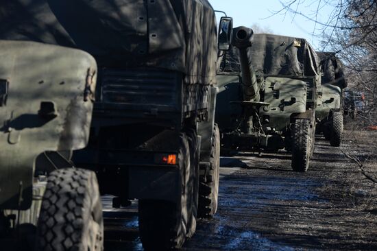 Отвод колонны тяжелой военной техники из Донецка