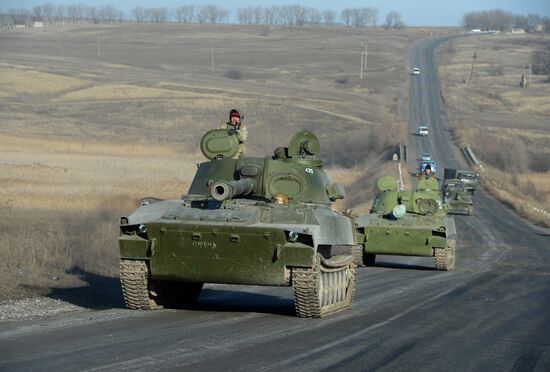 Отвод колонны тяжелой военной техники ДНР из Донецкой области