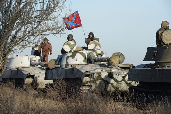 Отвод колонны тяжелой военной техники ДНР из Донецкой области