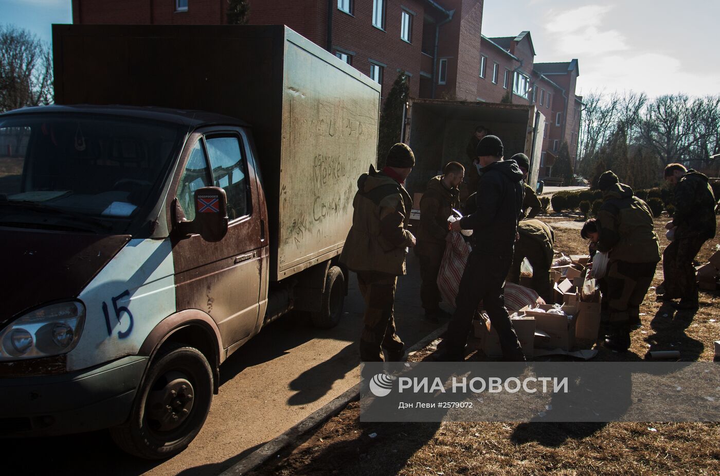 Ополченцы ДНР привезли гумпомощь жителям Дебальцево