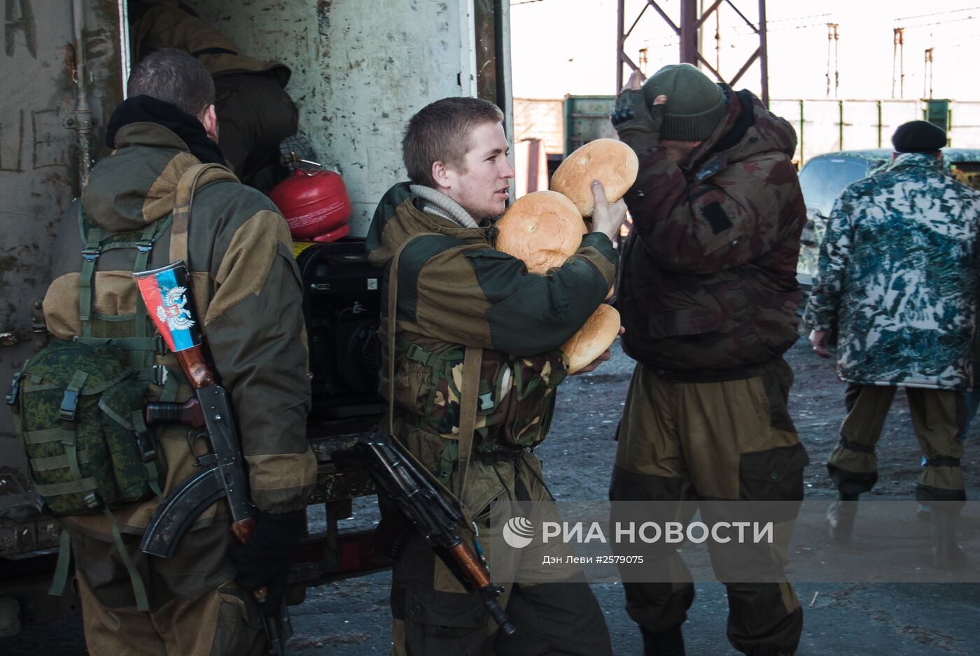 Ополченцы ДНР привезли гумпомощь жителям Дебальцево