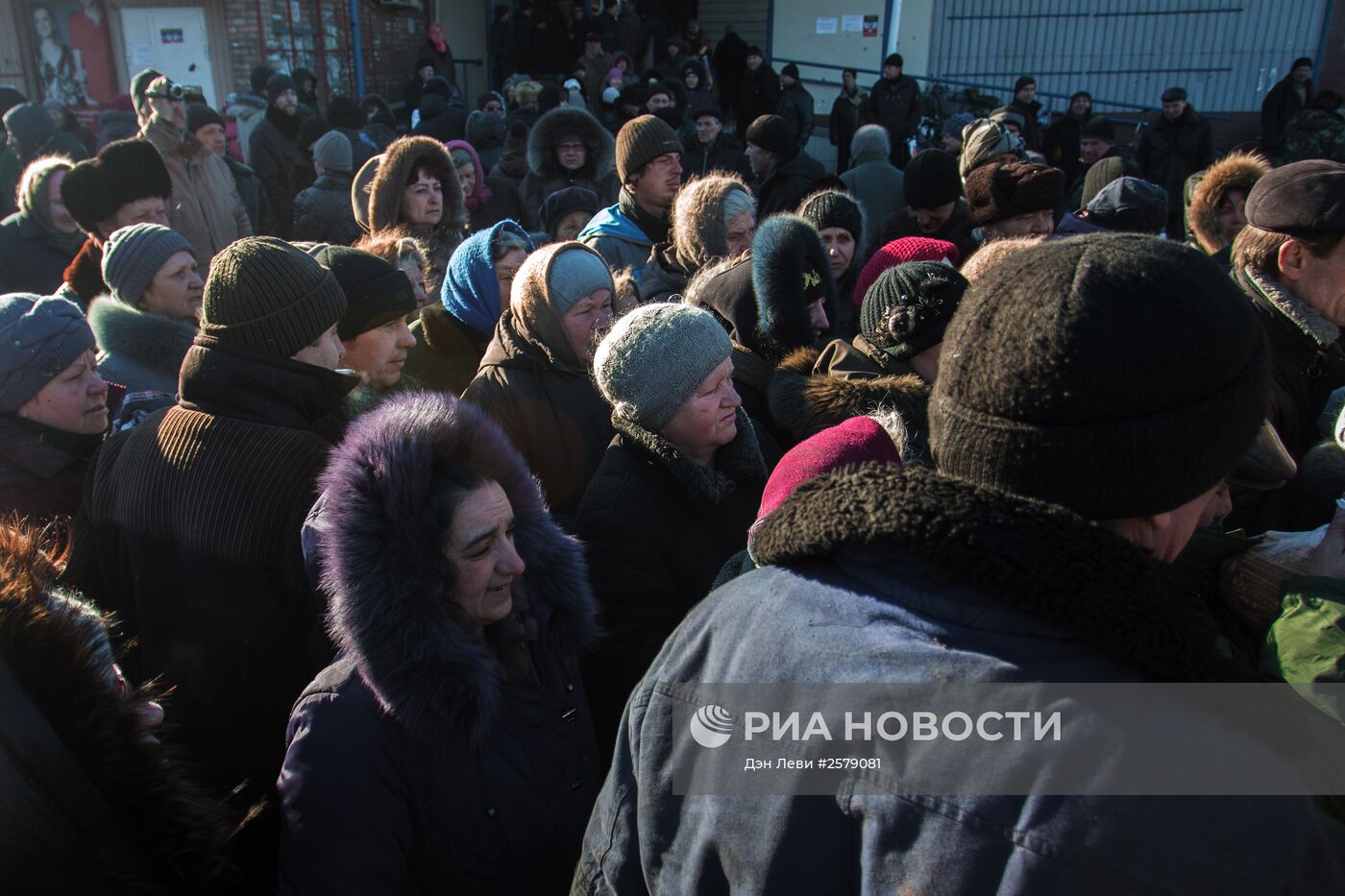 Ополченцы ДНР привезли гумпомощь жителям Дебальцево
