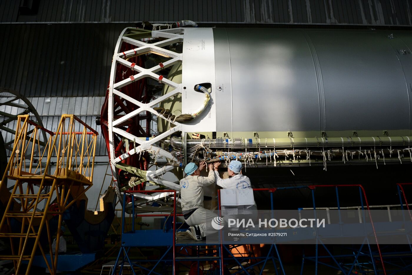 Сборка ракет-носителей "Протон" в центре имени Хруничева