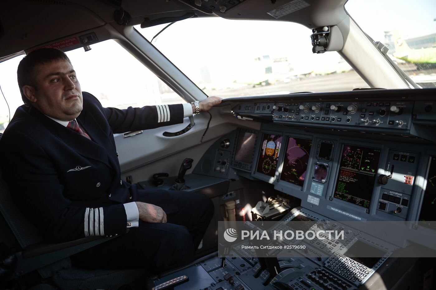 Передача в эксплуатацию самолета SSJ-100 авиакомпании Red Wings