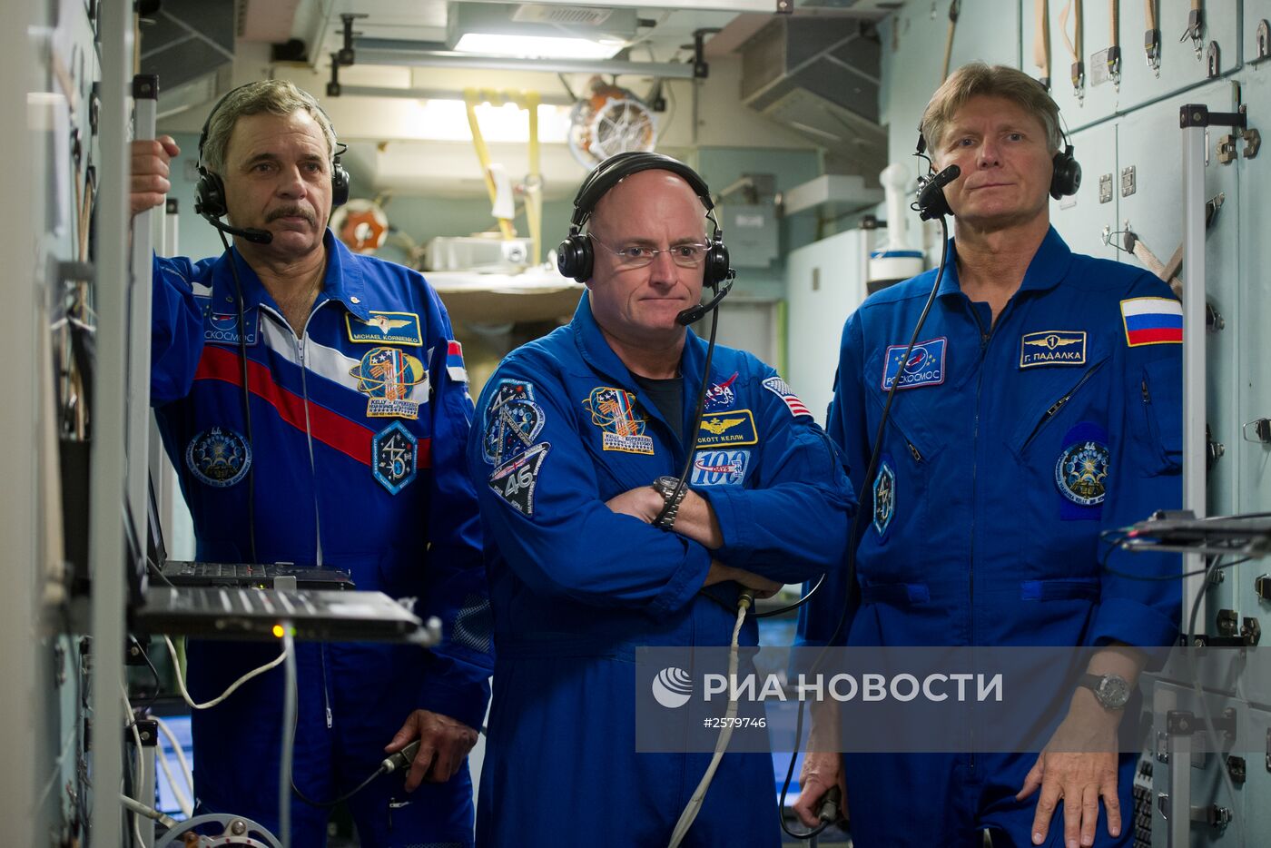 Тренировка космонавтов на тренажере космической станции