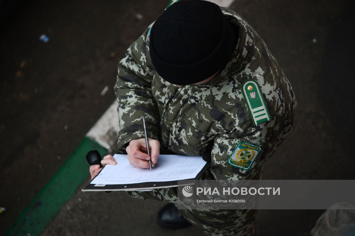 Шестнадцатый гуманитарный конвой для жителей юго-востока Украины прибыл на КПП "Донецк"