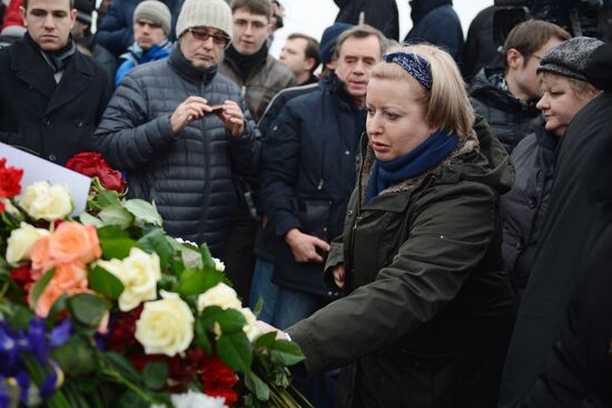 Цветы на месте убийства политика Бориса Немцова