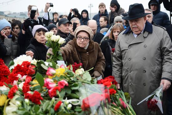 Цветы на месте убийства политика Бориса Немцова