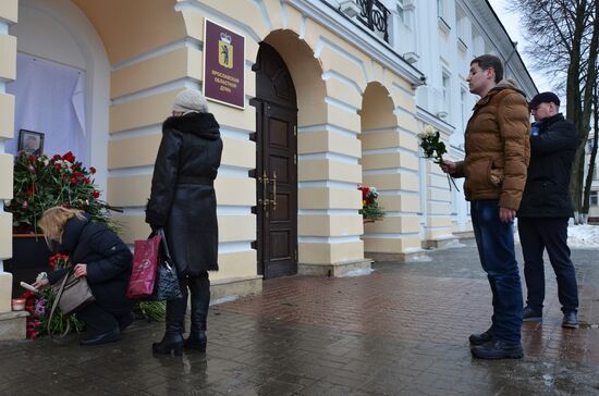 Цветы на месте убийства политика Бориса Немцова