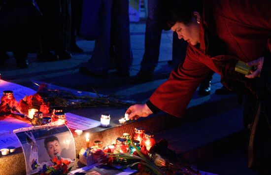 Люди приносят цветы и свечи к посольству РФ в Киеве в память о Б.Немцове