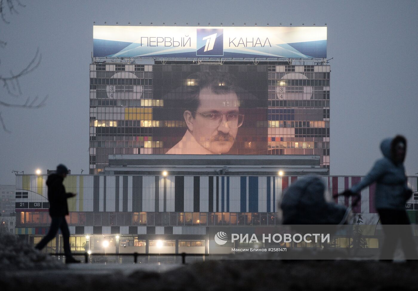 Портрет В. Листьева вывесили на здании телецентра "Останкино"