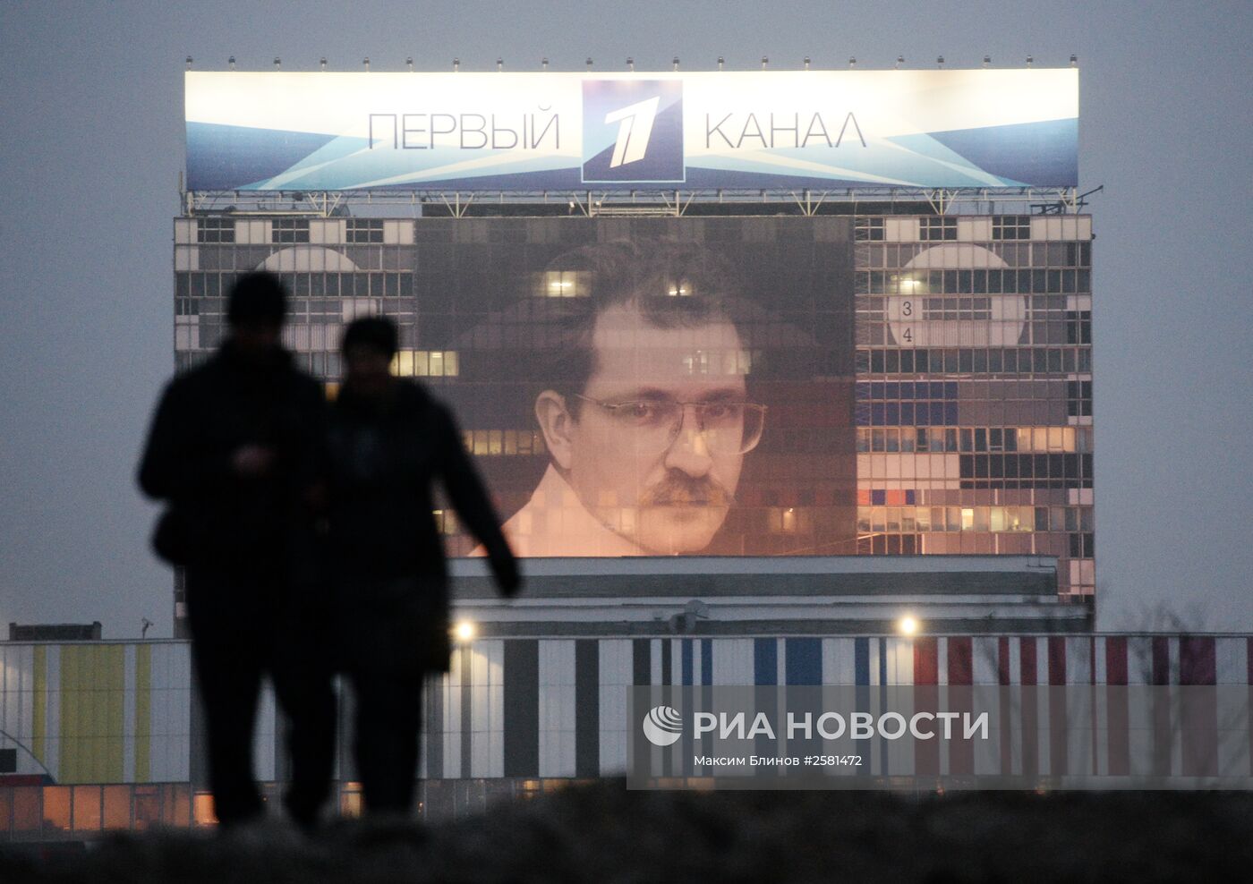 Портрет В. Листьева вывесили на здании телецентра "Останкино"
