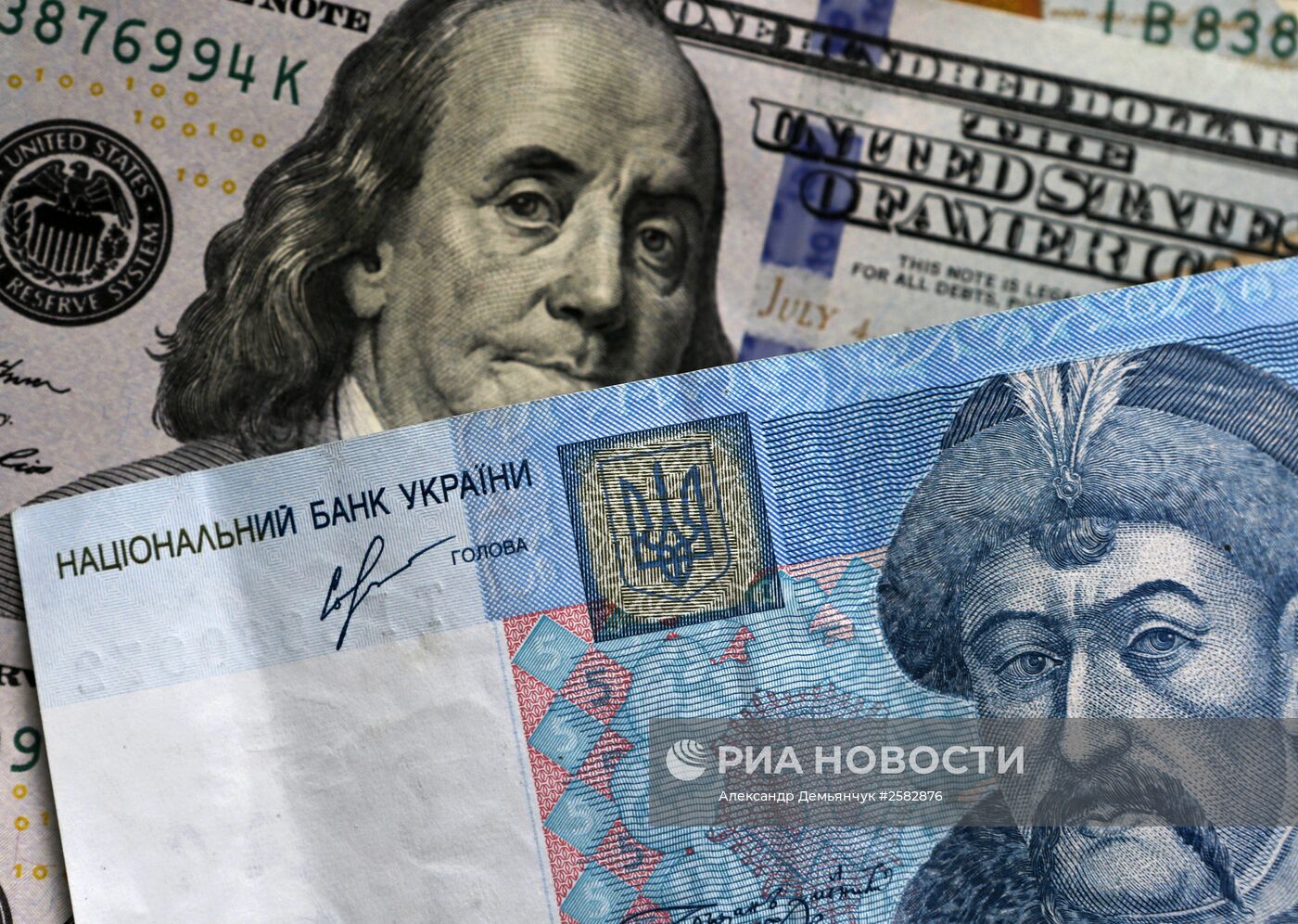 Денежные купюры и монеты США и Украины