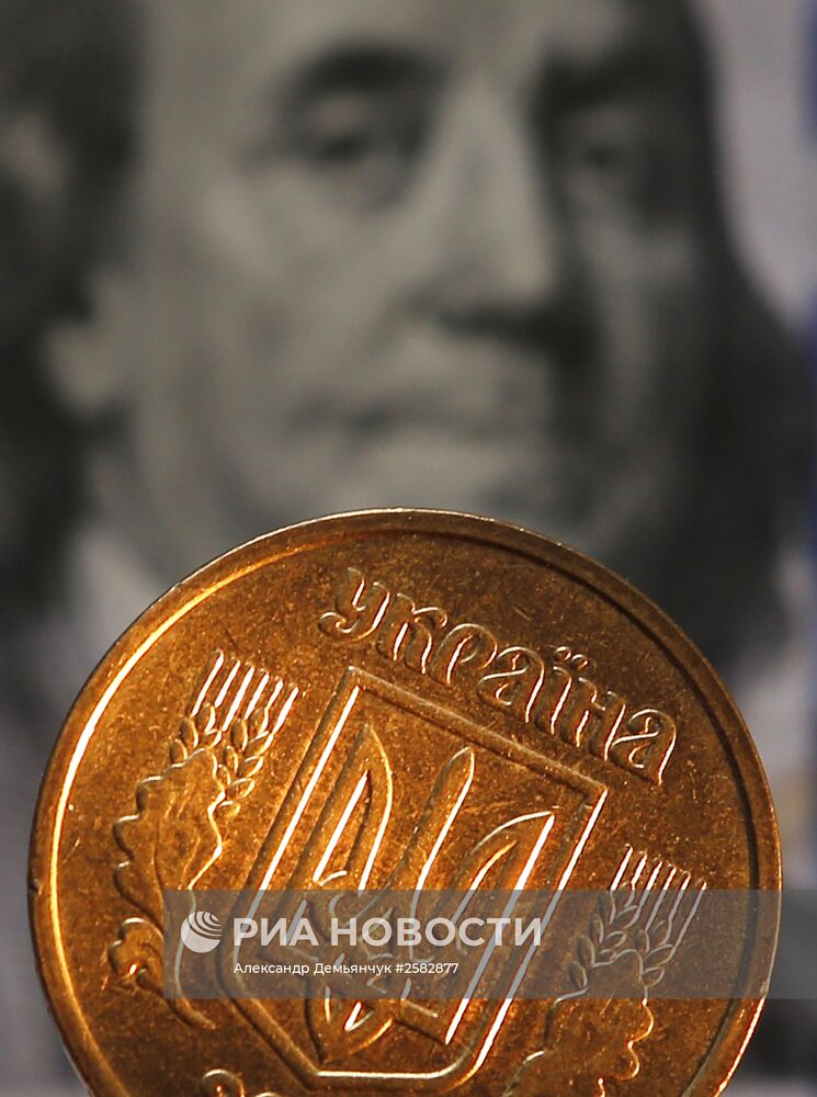 Денежные купюры и монеты США и Украины
