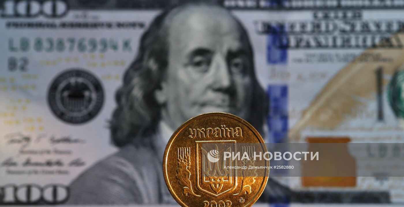 Денежные купюры и монеты США и Украины