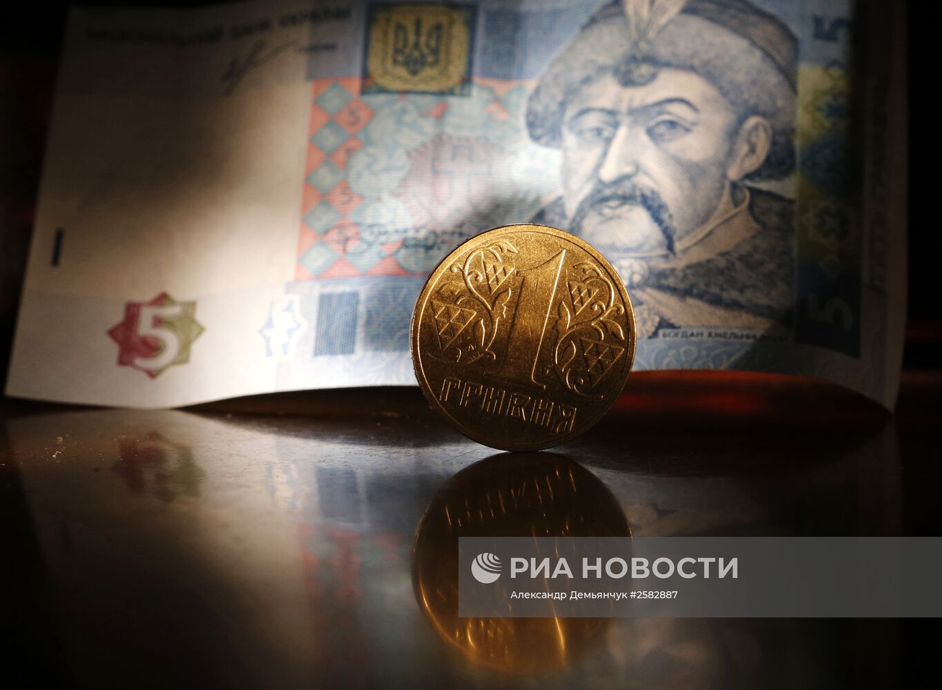 Денежные купюры и монеты США и Украины