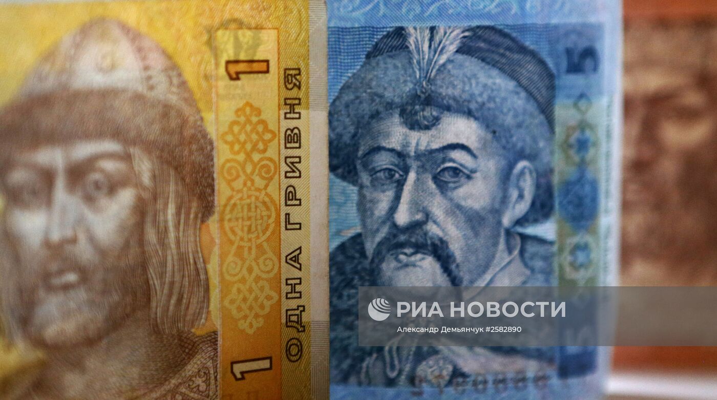 Денежные купюры и монеты США и Украины