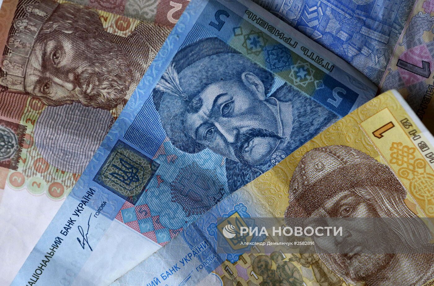Денежные купюры и монеты США и Украины