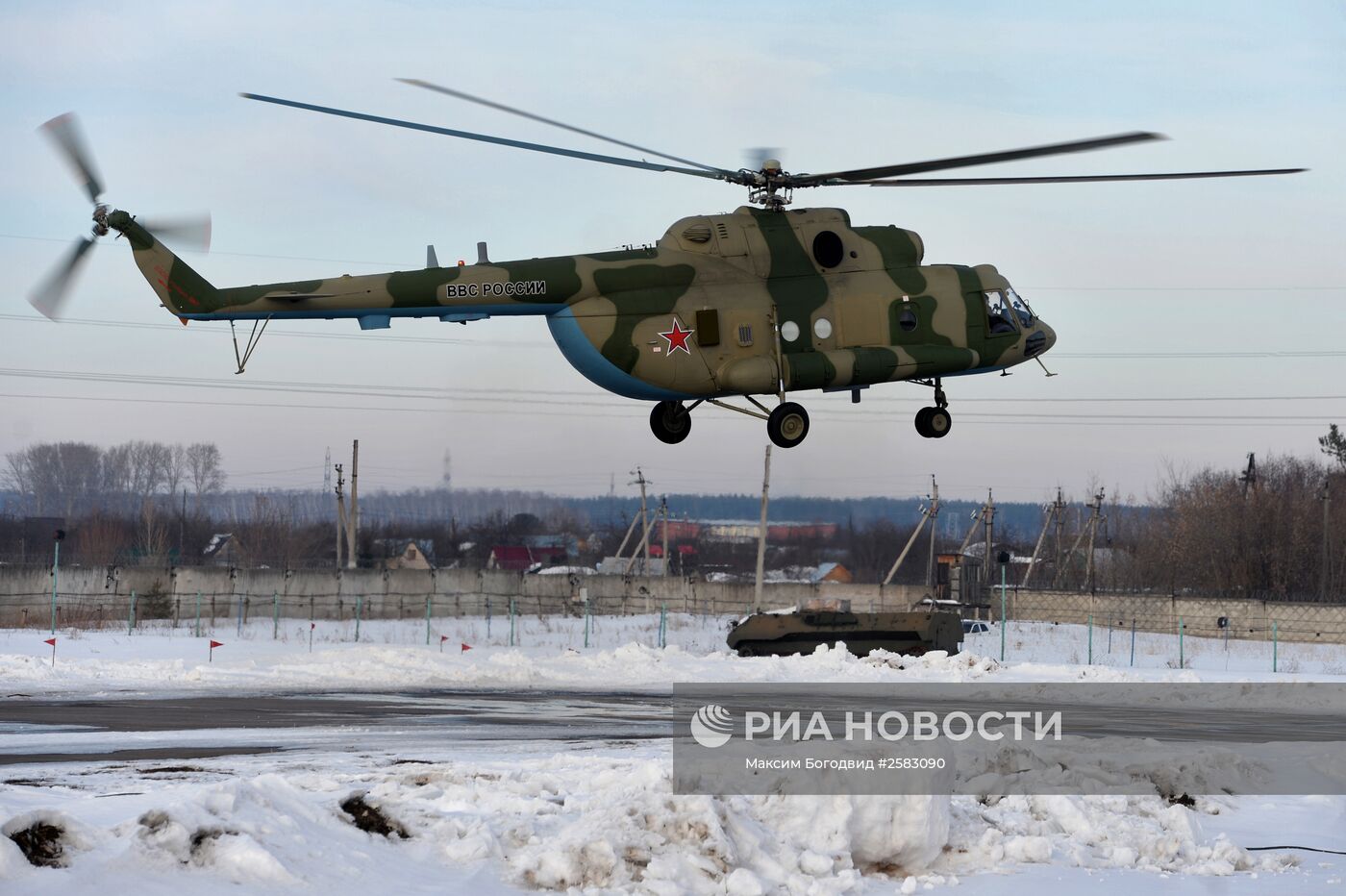 Вертолеты Ми-8 МТВ-5-1 с комплексами РЭБ "Рычаг-АВ" переданы ВВС России