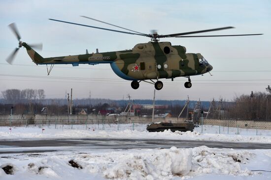 Вертолеты Ми-8 МТВ-5-1 с комплексами РЭБ "Рычаг-АВ" переданы ВВС России