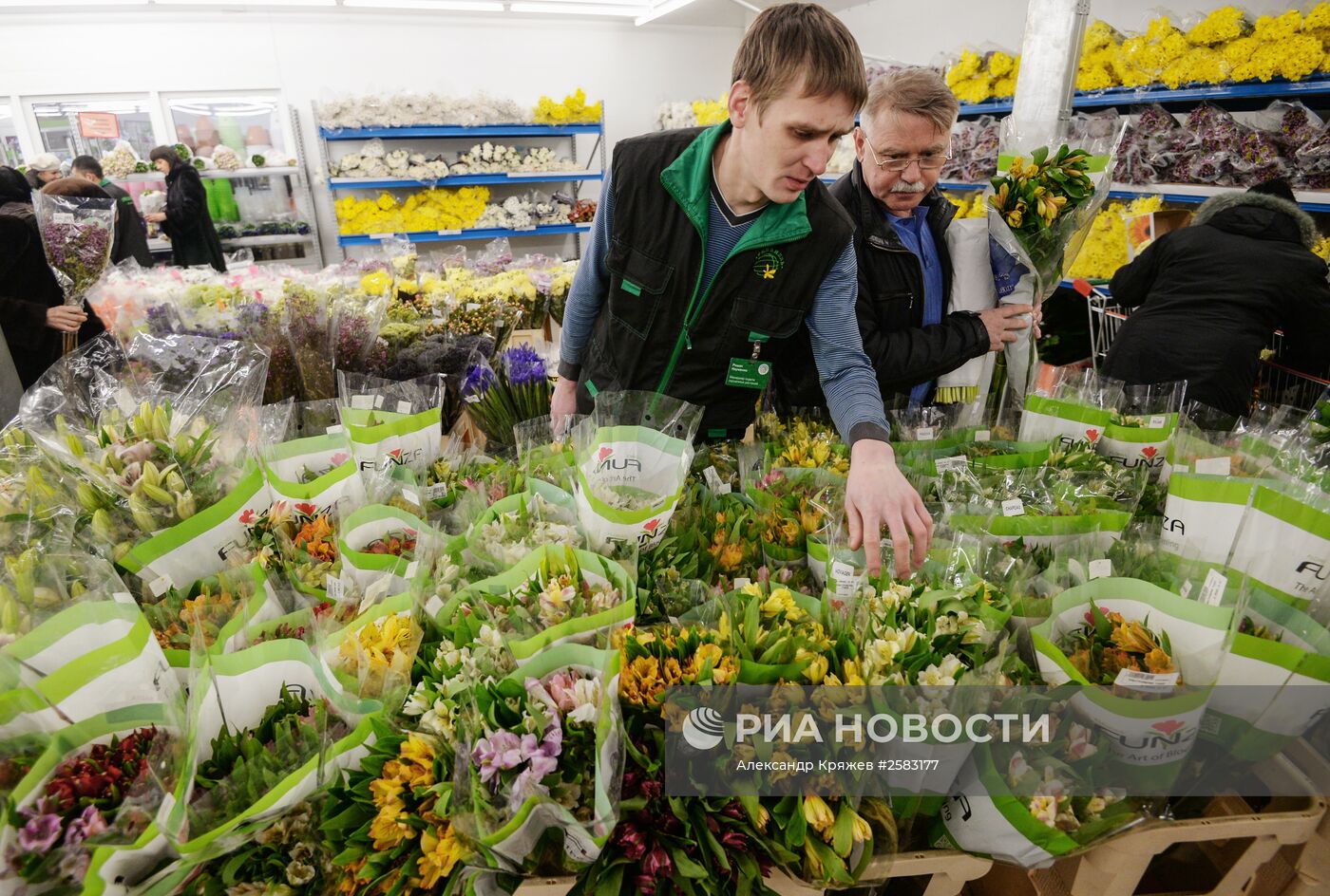Продажа цветов накануне праздника 8 марта в Новосибирске