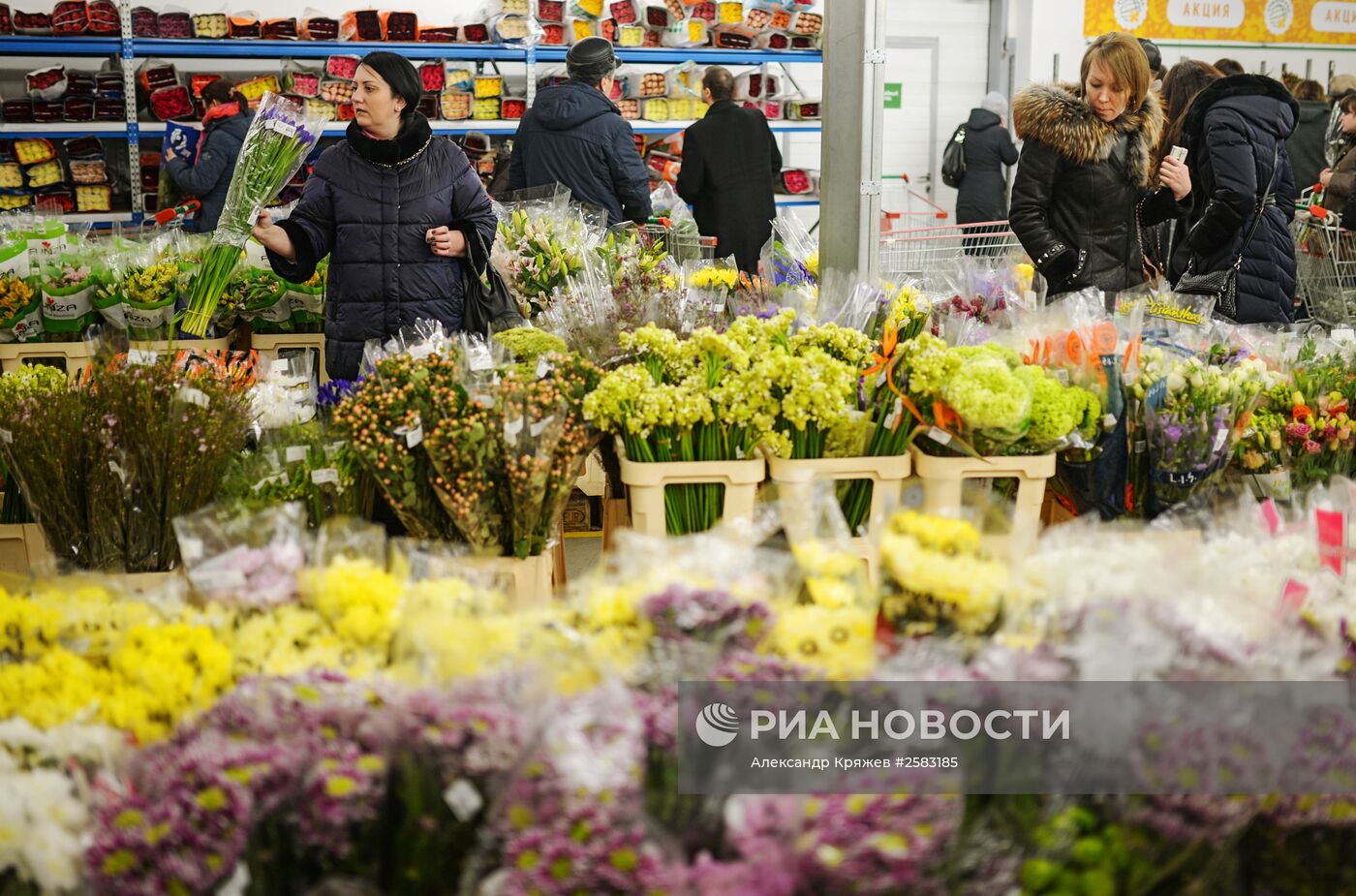 Продажа цветов накануне праздника 8 марта в Новосибирске