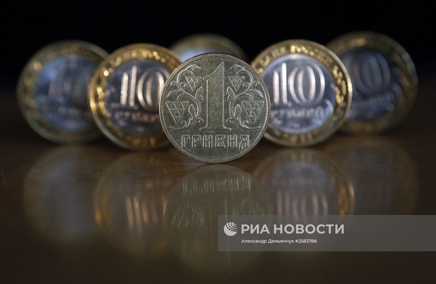 Денежные купюры и монеты России и Украины