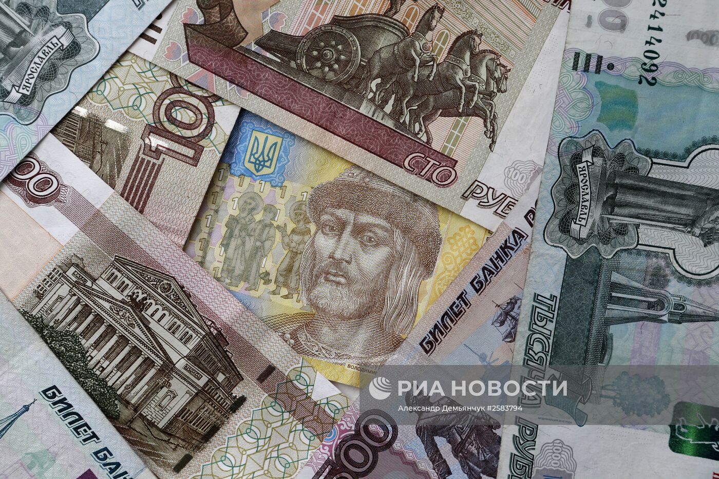 Денежные купюры и монеты России и Украины