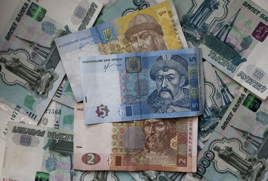 Денежные купюры и монеты России и Украины