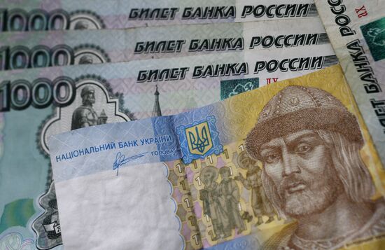 Денежные купюры и монеты России и Украины