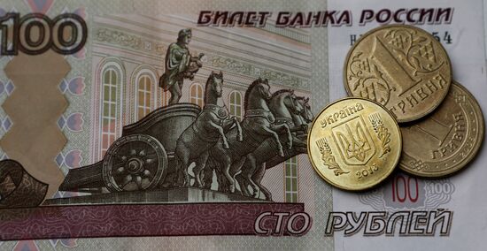 Денежные купюры и монеты России и Украины