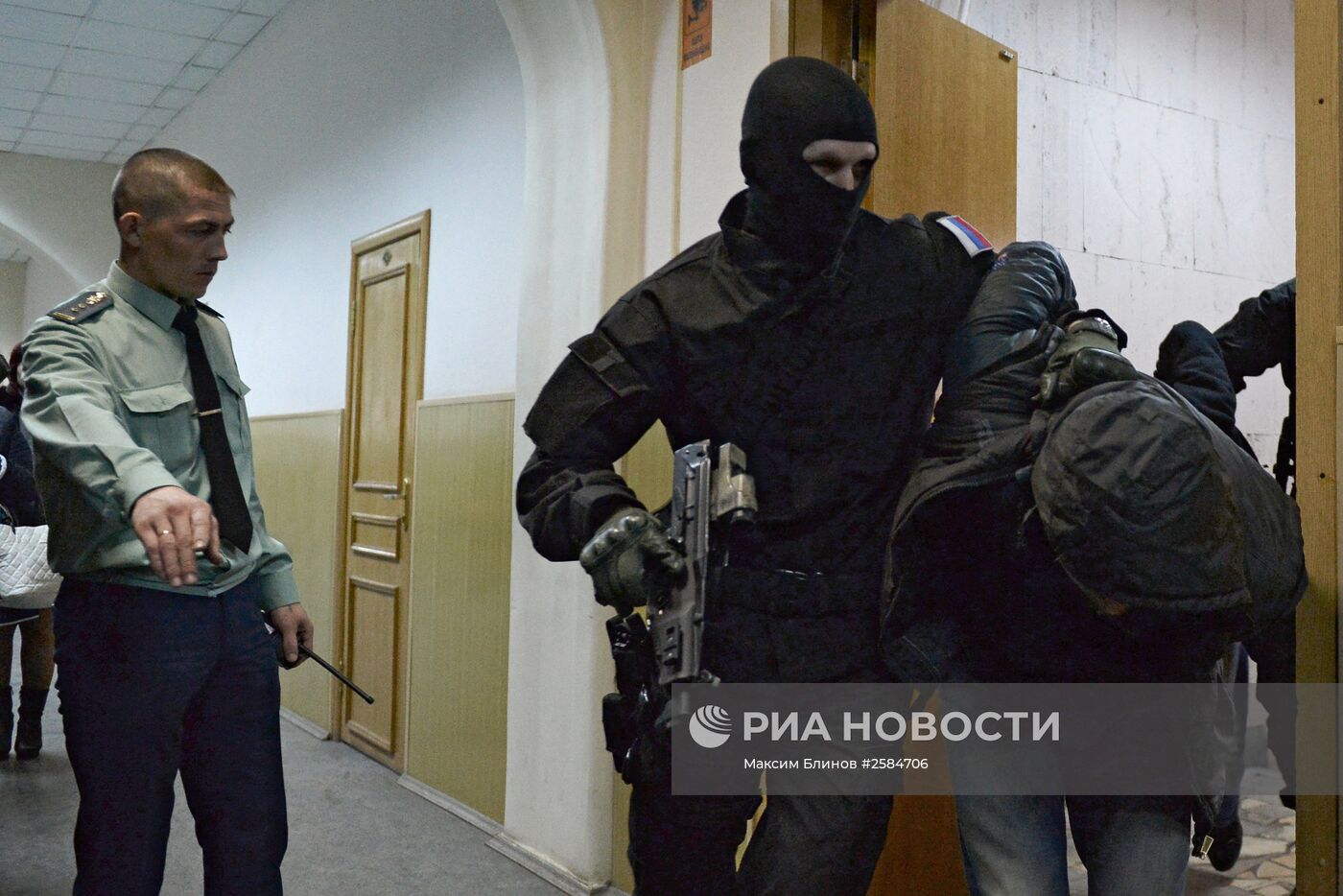 Подозреваемые в убийстве Б.Немцова доставлены в Басманный суд