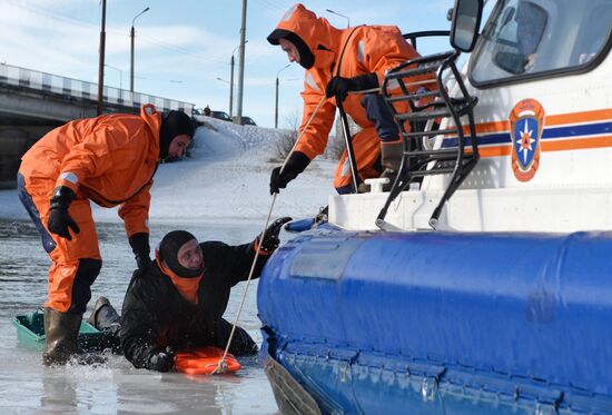 Учения МЧС по оказанию помощи людям, провалившимся под лед