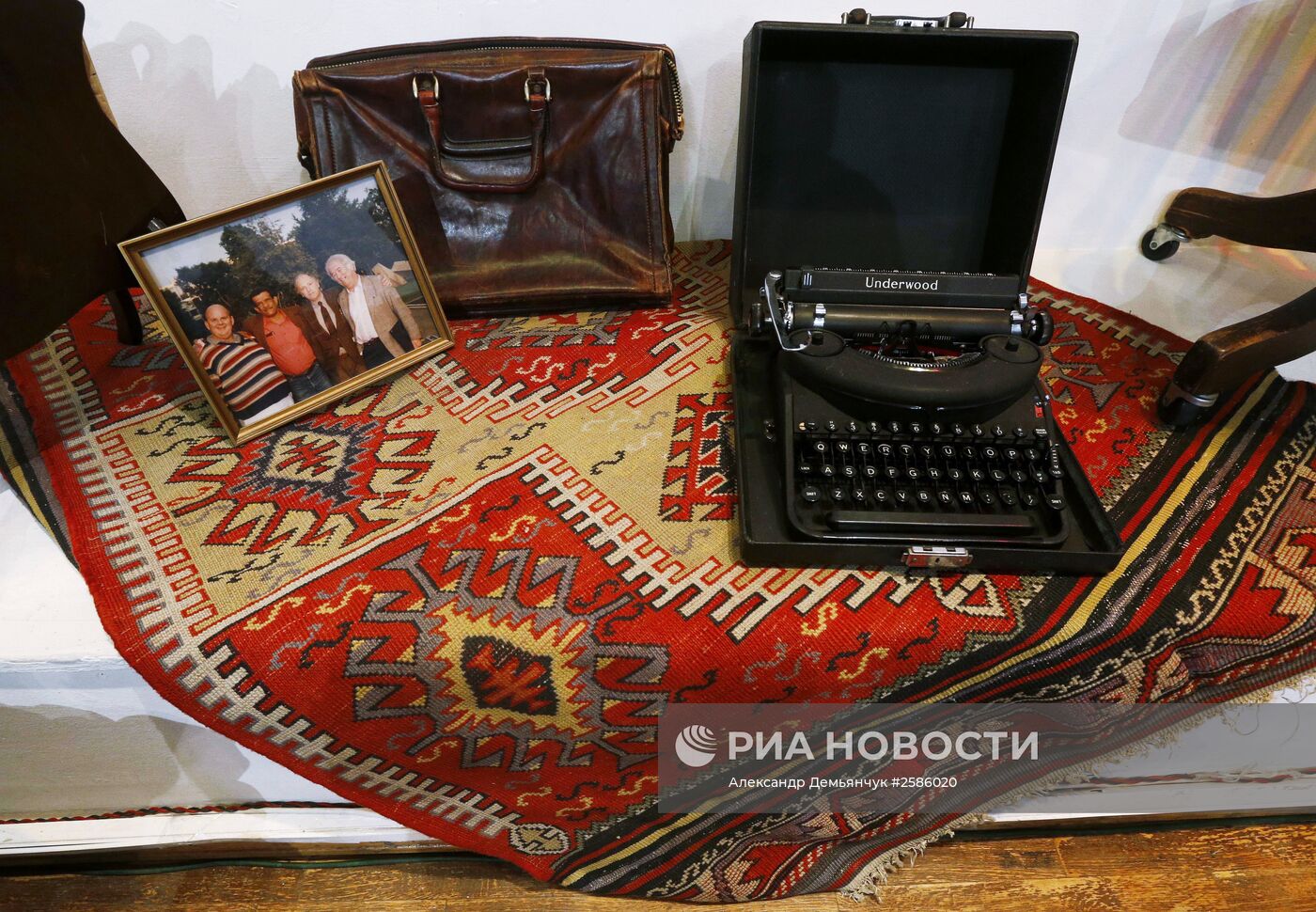 Личные вещи лауреата Нобелевской премии по литературе И.Бродского представлены в музее А.Ахматовой