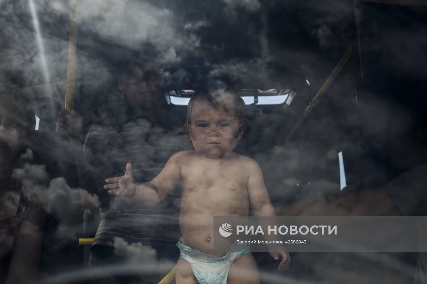 Беженцы на пограничном пункте пропуска "Изварино" в Луганской области