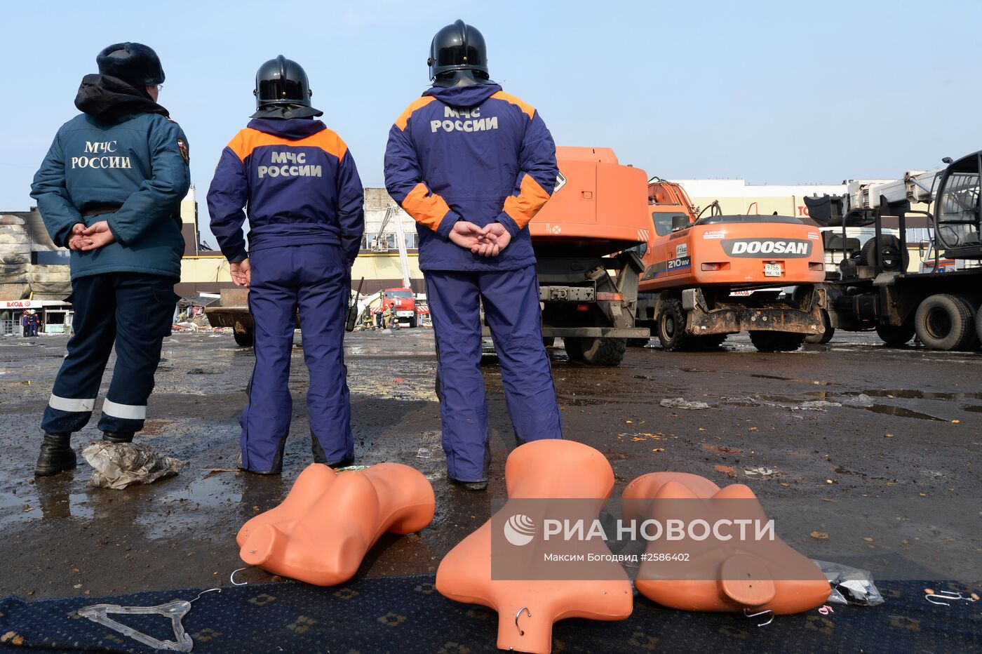 Разбор завалов на месте пожара в казанском торговом центре "Адмирал"