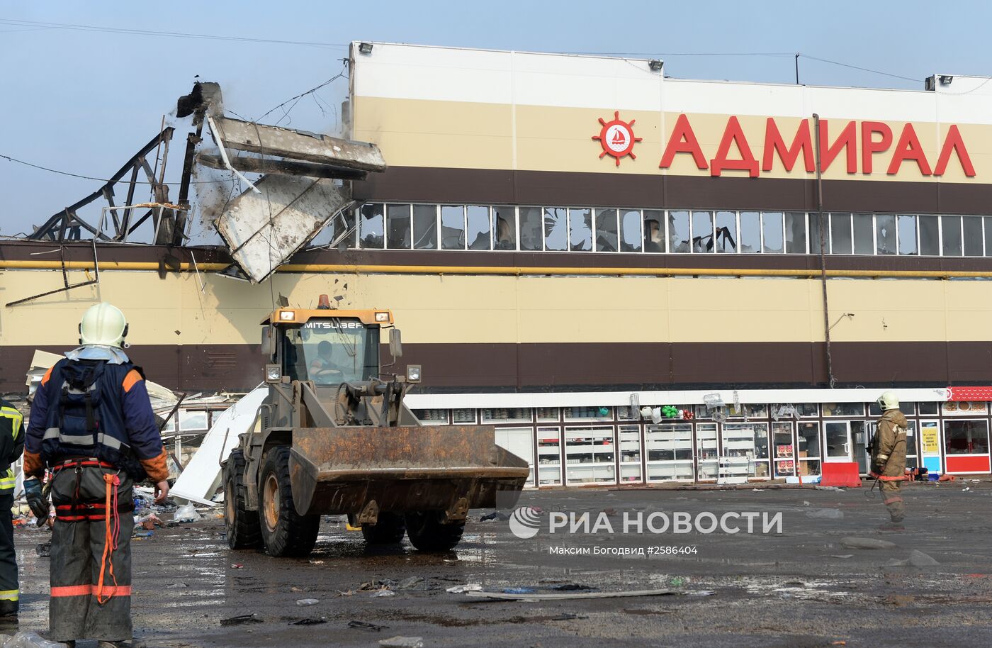 Разбор завалов на месте пожара в казанском торговом центре "Адмирал"