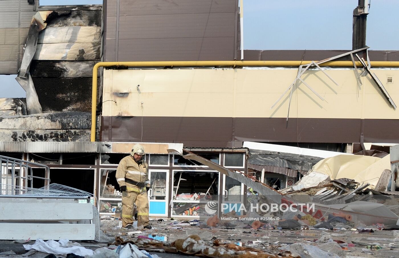 Разбор завалов на месте пожара в казанском торговом центре "Адмирал"