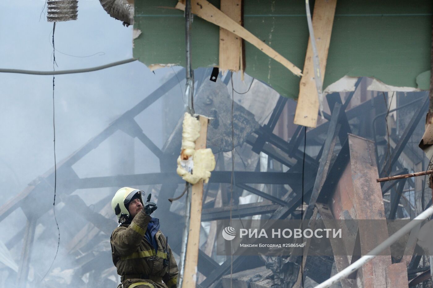 Разбор завалов на месте пожара в казанском торговом центре "Адмирал"