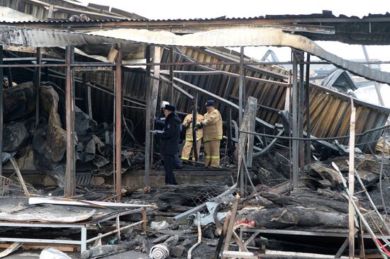 Разбор завалов на месте пожара в казанском торговом центре "Адмирал"