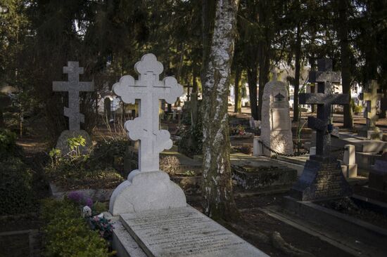 Кладбище Сент-Женевьев-де-Буа во Франции