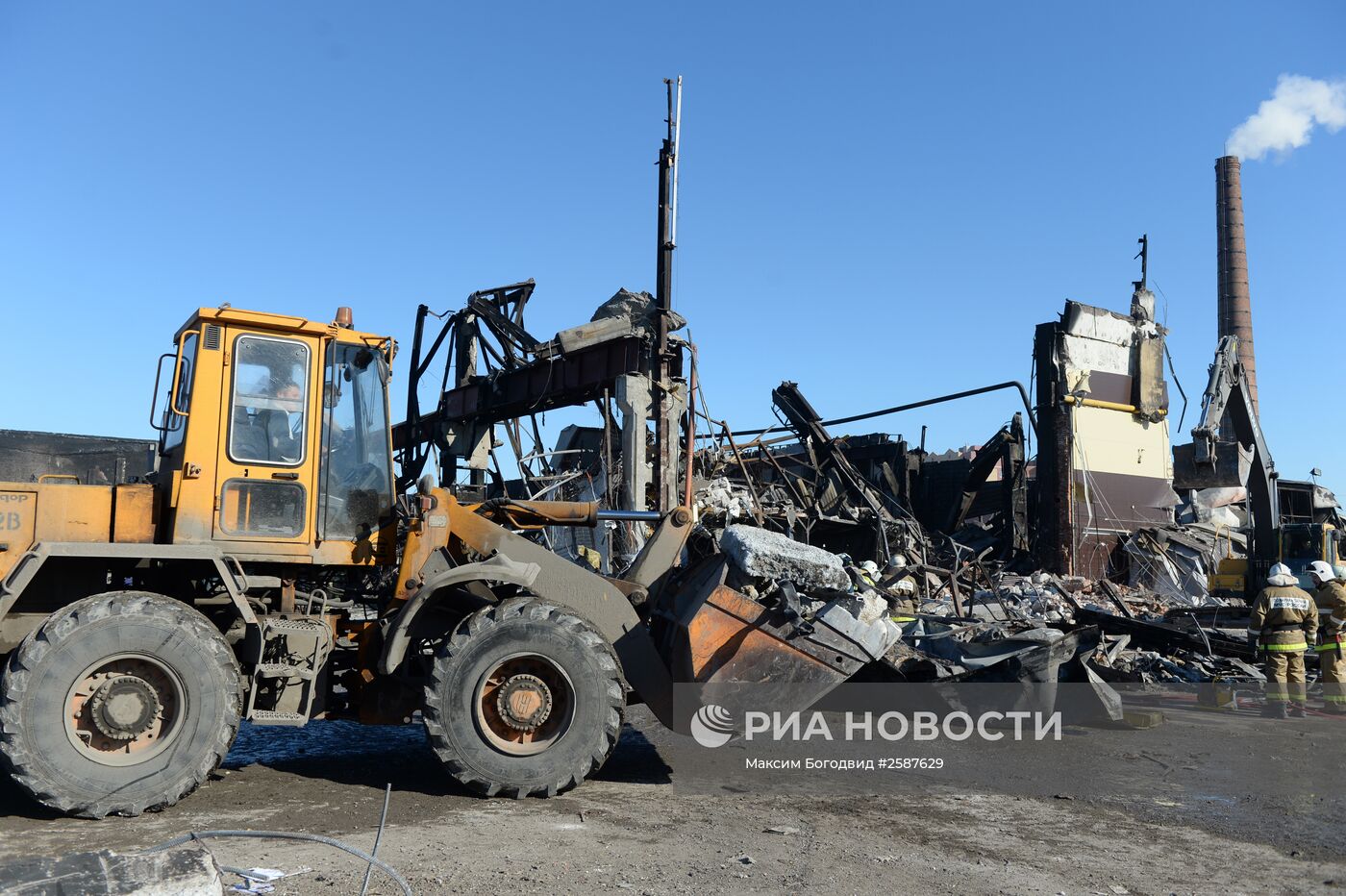 Разбор завалов на месте пожара в казанском торговом центре "Адмирал"