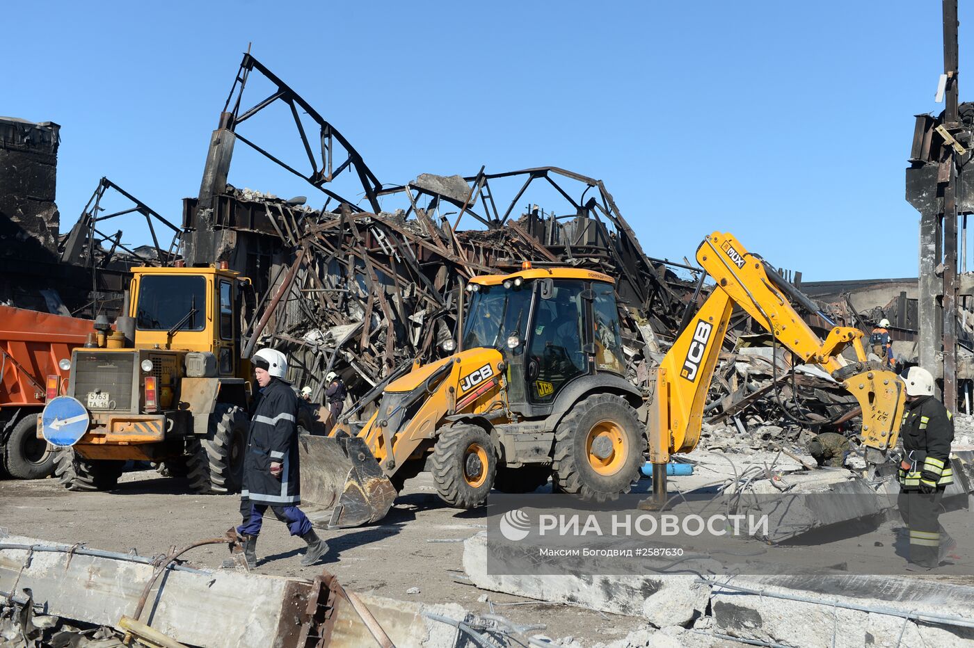 Разбор завалов на месте пожара в казанском торговом центре "Адмирал"