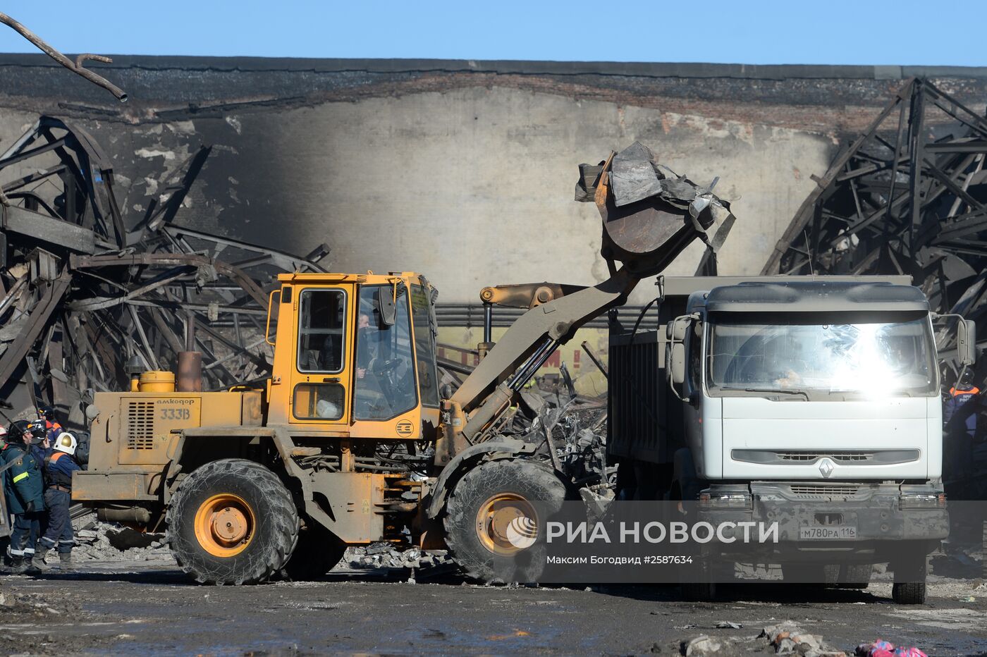 Разбор завалов на месте пожара в казанском торговом центре "Адмирал"