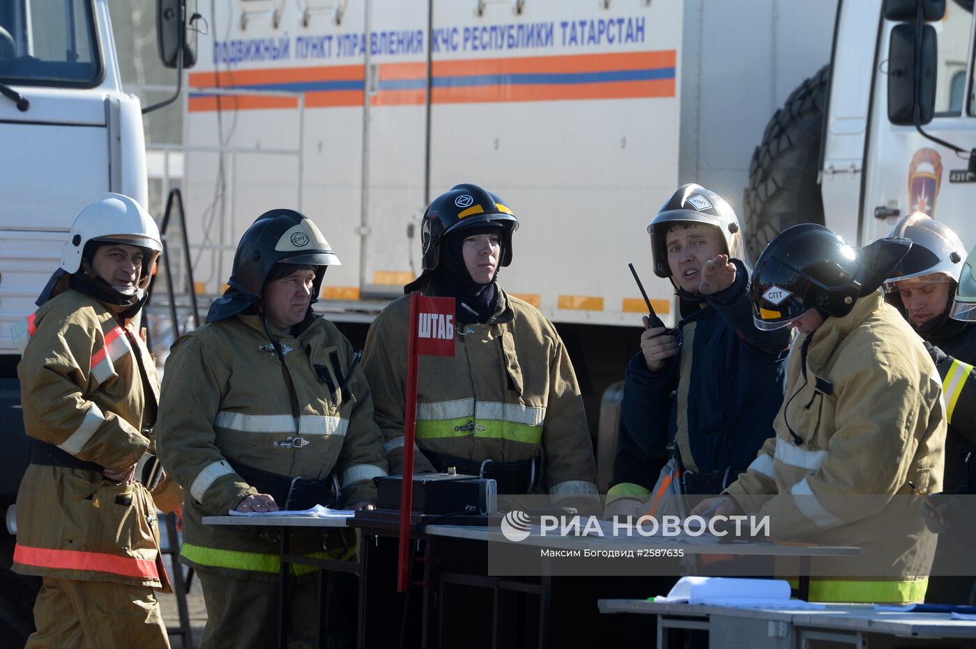 Разбор завалов на месте пожара в казанском торговом центре "Адмирал"