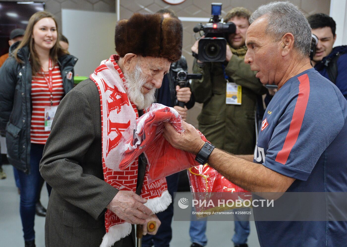 Старейший болельщик ФК "Спартак" О.Фишер посетил стадион клуба перед игрой с "Динамо"